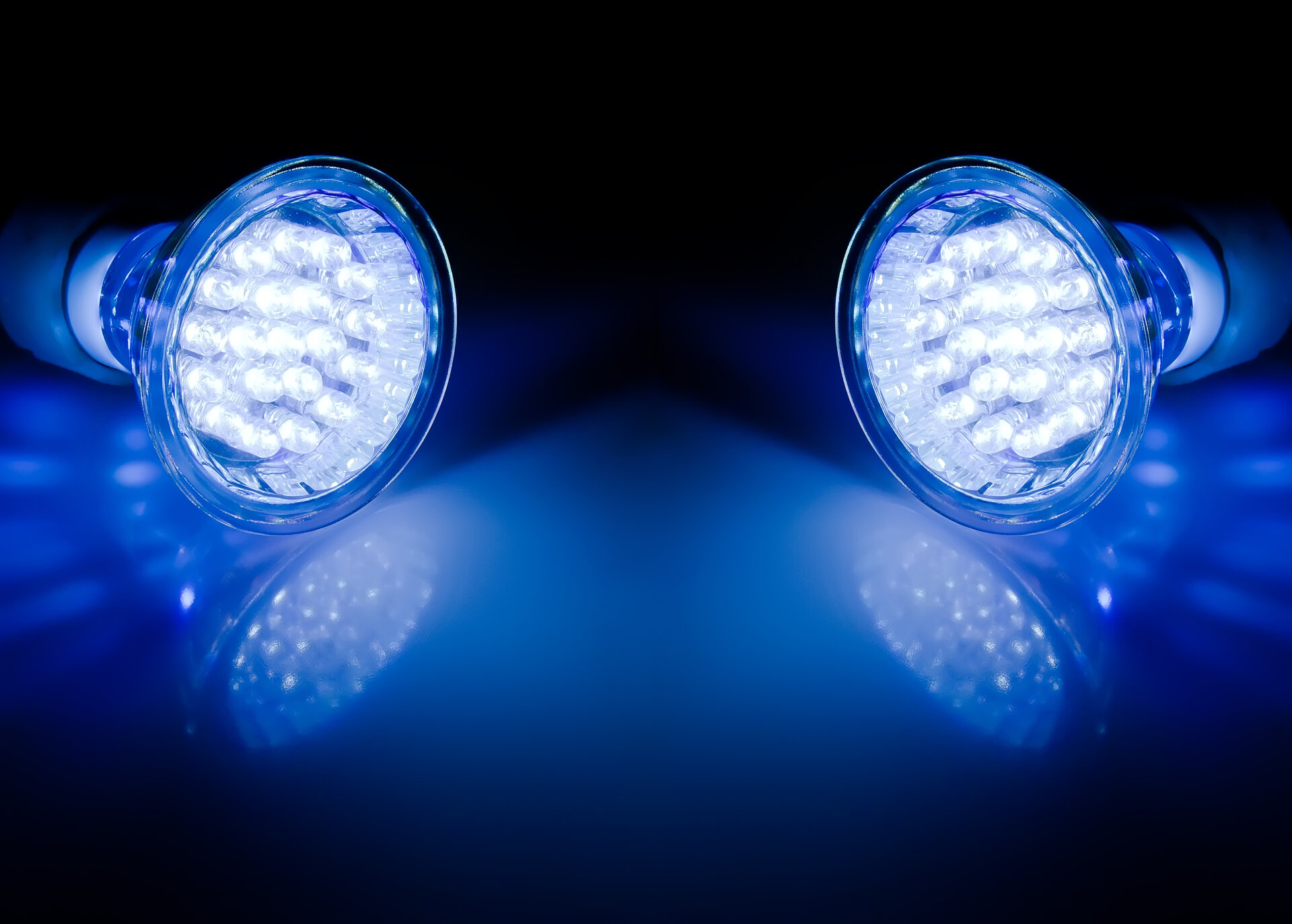 Bürobeleuchtung: Einbauleuchten versus Steh- und Tischlampen