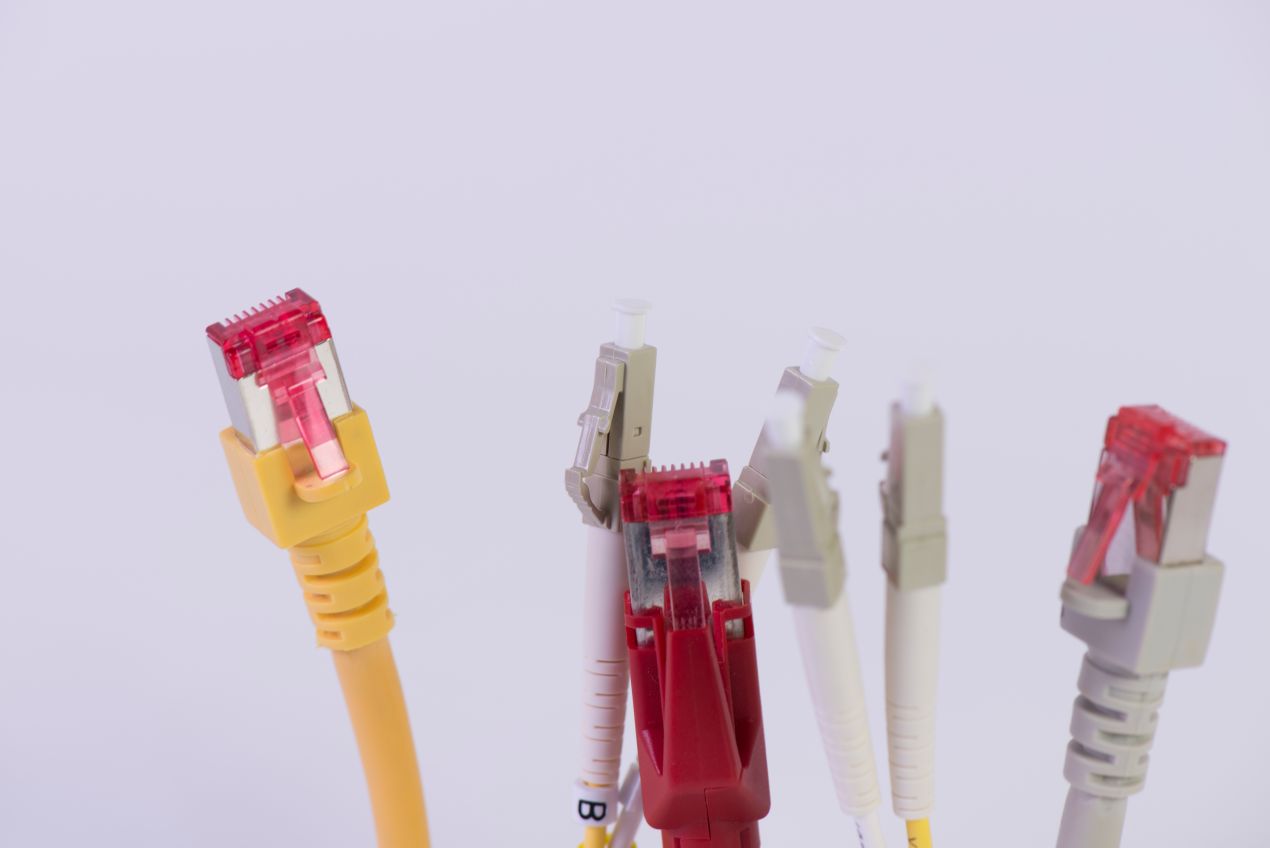 Vergleich von Netzwerkkabeln und LWL Verlegekabel mit verschiedenen Steckverbindern
