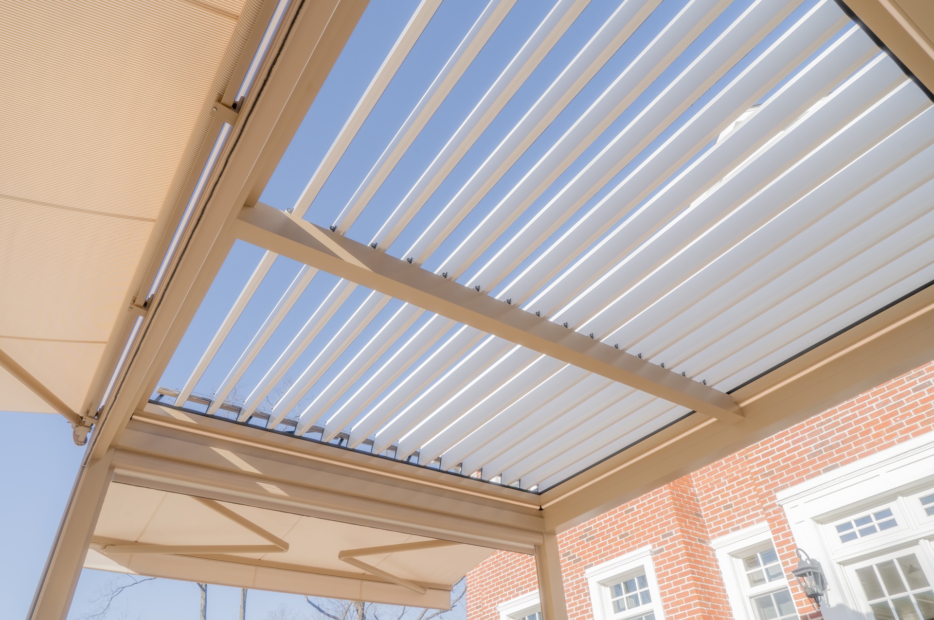 Moderne Lamellenueberdachung auf Terrasse fuer flexiblen Schutz | Sonnenschutz Markisen