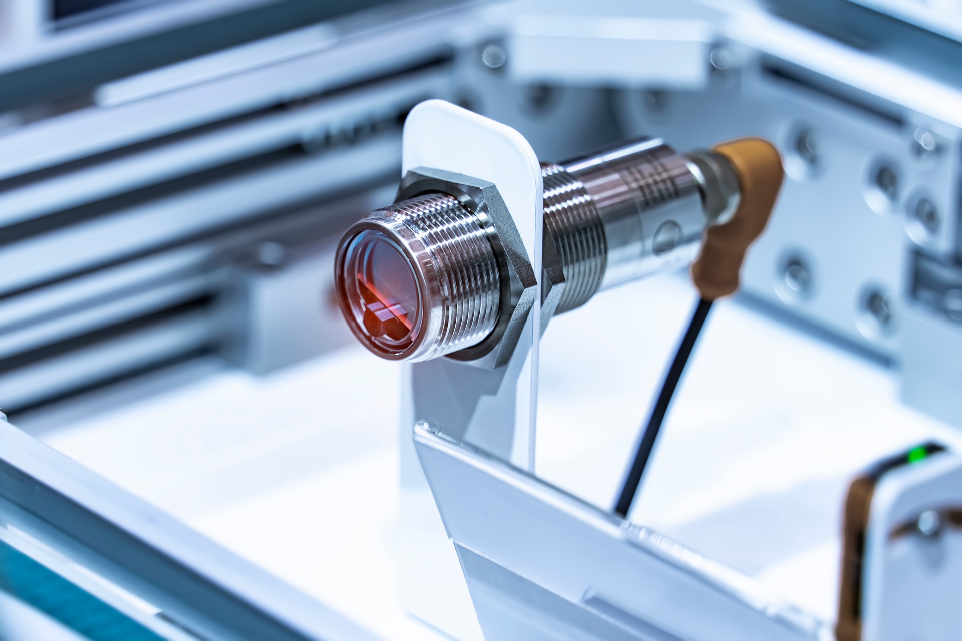 Industrieller Sensor im automatisierten Anlagenumfeld | Differenzdruckmessgerät